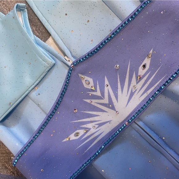 Deluxe Elsa Frozen Cosplay with custom boots - Picture 4 of 7